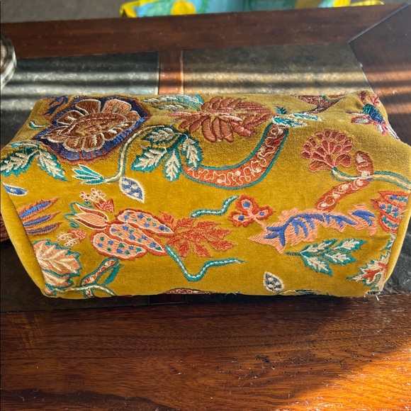 Embroidered Floral Women’s Makeup Bag - Picture 3 of 6